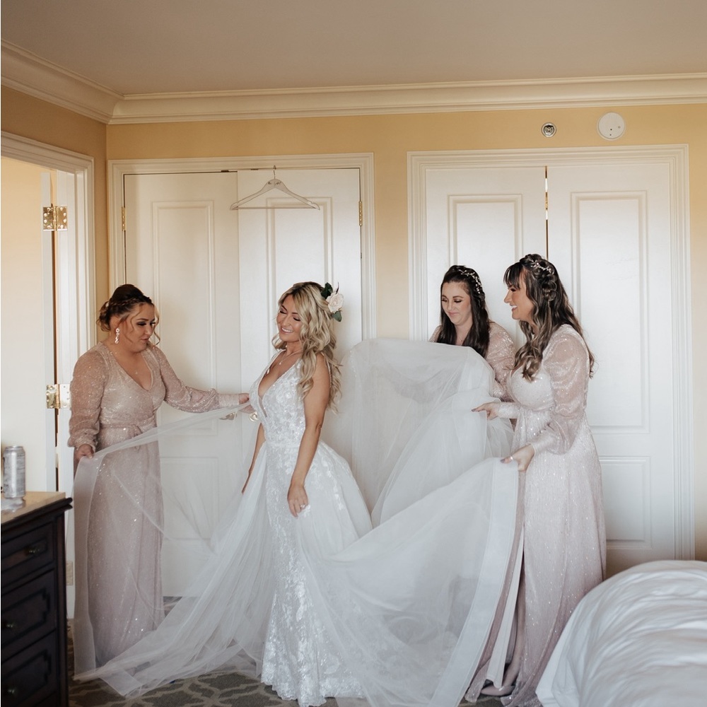 Allure Wedding dress with detachable train, size 4